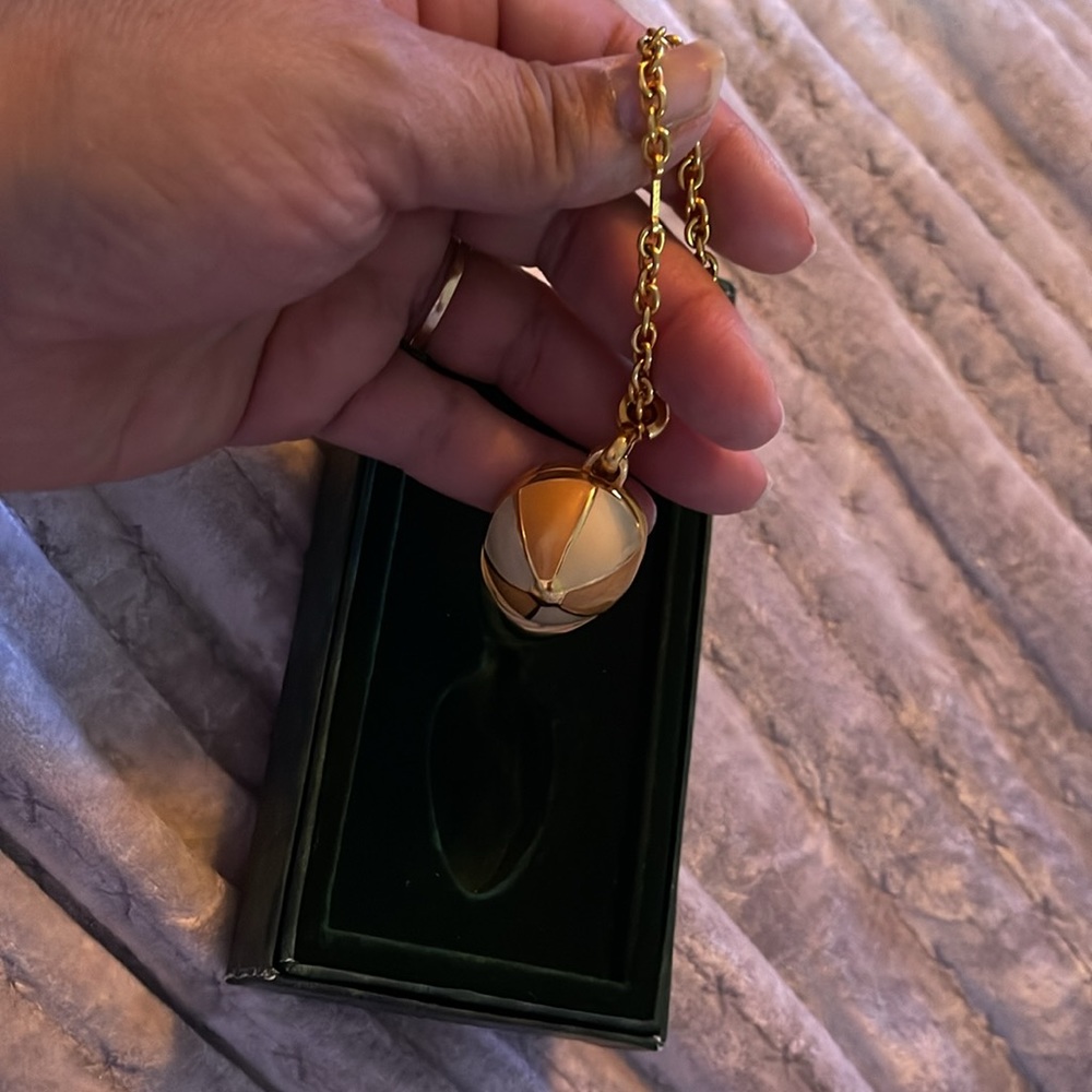 Gucci charm excellent condition comes with box - Picture 3 of 3